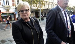 参议员琳达·雷诺兹在法庭上说，希金斯的着装与凯特·米德尔顿相似，这是“狡猾”的评论