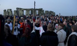 在冬至到来之前，英国的巨石阵再次成为迷人的景点