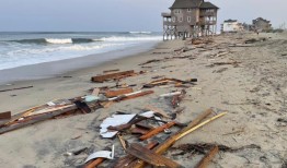 埃内斯托再次成为飓风强度，在东海岸形成海流