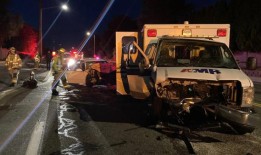 在肯纳威克，AMR救护车被逆行司机迎头撞上