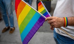 非二进制的佛罗里达教师因使用非二进制的“Mx”敬语而被解雇后起诉州政府