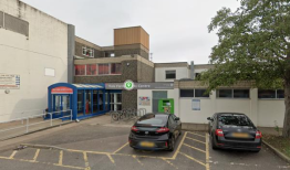 温布利：9名儿童在游泳池“氯泄漏”后入院