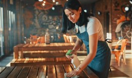 由于利率上升，英国经济10月份意外下滑