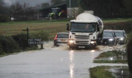 暴雨袭击英国，发出洪水警报