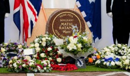 视频显示伦敦垃圾车爆炸的戏剧性时刻，垃圾工人没有受伤