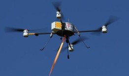 新的四轴飞行器技术允许无人机在电线上充电
