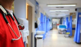 在一连串针对医务人员的袭击事件发生后，意大利南部的一家医院出动了军队