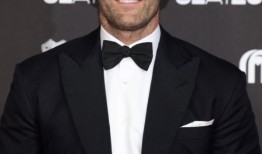 杰森·斯坦森实际上是为了一部新的野生动作电影才开始养蜂的