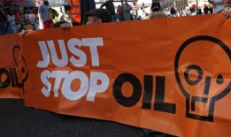 警方逮捕了27名Just Stop Oil的支持者，镇压破坏机场的活动