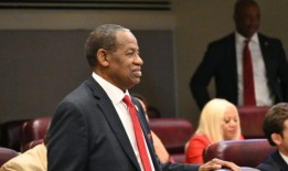 阿拉巴马州众议员弗雷德·普朗因涉嫌回扣计划的联邦指控而辞职