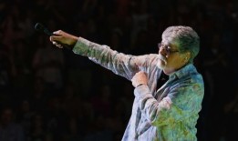 这位来自阿拉巴马州的歌手已经是一个传奇，现在被誉为“偶像”