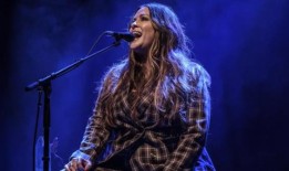 艾拉妮丝·莫莉塞特(Alanis Morissette)带来了这支乐队的“讽刺”二重唱