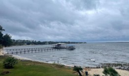 鲍德温县的邻居们对珀尔迪多湾的倾斜码头感到恼火