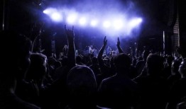 80年代流行朋克摇滚乐队主唱去世，享年71岁