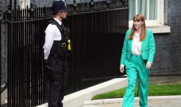 为什么掌权的女性很难穿得“得体”？