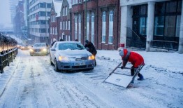现在，一个享受普遍补贴的人获得的补贴比吃饭和取暖的费用少20%