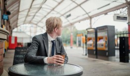 据报道，火车乘客在车站附近的商店消费数十亿美元