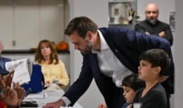 当选副总统JD万斯带领儿子的幼童军参观国会大厦