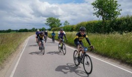 伦敦一名骑自行车的人在封闭道路上被汽车撞后逃逸，脊椎严重受伤