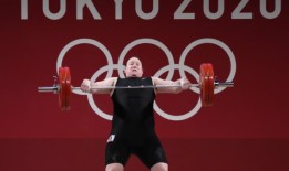 对跨性别运动员采取更严格的措施