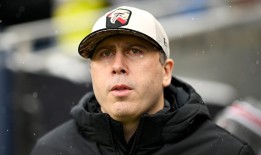 在连续3个赛季失败后，猎鹰队解雇了教练亚瑟·史密斯