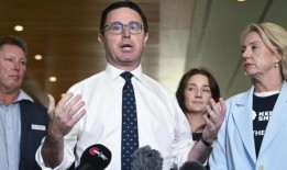 全国农民集会：100辆卡车和1200名愤怒的农民在国会大厦外抗议