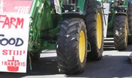 全国农民集会：100辆卡车和1200名愤怒的农民在国会大厦外抗议