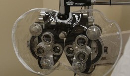 被指控在检查期间触摸病人乳房的眼科医生被委员会吊销执照