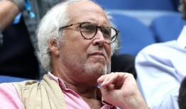 切维·蔡斯告诉杰森·雷特曼，《周六夜现场》的传记片很尴尬