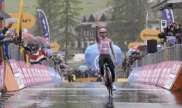 在意大利阿尔卑斯山严峻的一天，奥康纳猛烈抨击环罗老板