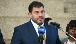 移动委员会与公司一起调查前首席执行官的说法，但存在冲突吗？