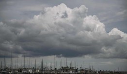 贝丽尔在逼近德克萨斯州海岸时恢复了飓风强度