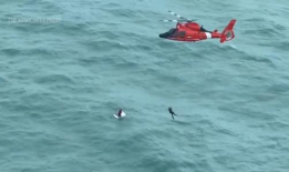 观看：飓风米尔顿过后，一名男子在离佛罗里达海岸30英里的地方被救起，他紧紧抓住一个冰盒