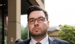 参议员琳达·雷诺兹在法庭上说，希金斯的着装与凯特·米德尔顿相似，这是“狡猾”的评论