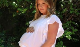 怀孕的阿什利·蒂斯代尔在病了三周后筋疲力尽，痛苦不堪