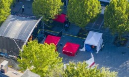 德国警方正在西部城市搜寻持刀袭击者，该袭击者在社区节日上杀害了三人