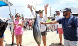 阿拉巴马州深海钓鱼竞技表演为第90版设置钩子