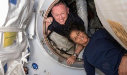 美国宇航局将两名宇航员留在太空，直到2月，他们将乘坐故障的波音太空舱返回