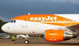 易捷航空飞往伦敦盖特威克机场的航班遭遇湍流，两名机组人员受伤，乘客讲述了他们的恐惧