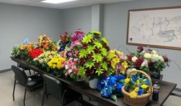 阿拉巴马州的一名女子被指控偷窃装饰日墓地的鲜花