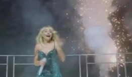 在旧金山的节日表演中，萨布丽娜·卡彭特被烟花击中后，惊恐地尖叫起来