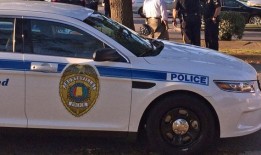 警方称，两名亨茨维尔警察被车撞后，一名女子被拘留