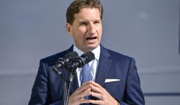 2024年总统候选人迪恩·菲利普斯称佩洛西和范斯坦老了拜登是他的下一个目标