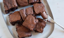 詹姆斯·马丁的巧克力蛋糕口感醇厚，软乎乎的，让人“无法抗拒”——只用25分钟就烤好了