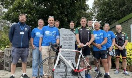 慈善自行车活动纪念在1974年空难中遇难的18名橄榄球俱乐部成员
