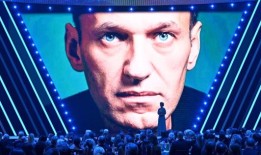 被监禁的俄罗斯反对派领导人纳瓦尔尼在失去联系三周后被安置在流放地