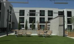 百年退休社区的居民们为赛船会的回归而兴奋不已