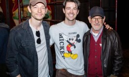 照片：看史蒂文·斯皮尔伯格和迈克·法斯特在百老汇的《大象的水》后台